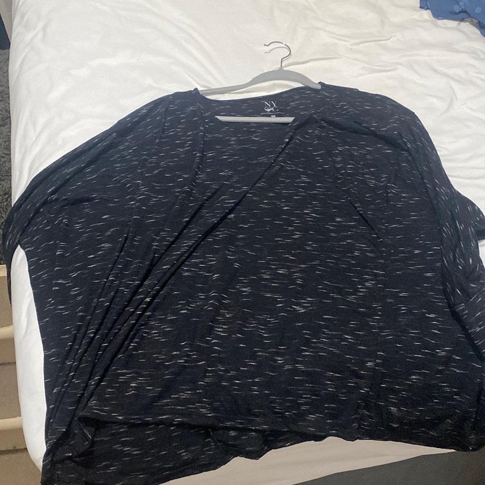 NYC half sleeved baggy shirt. Great with leggings